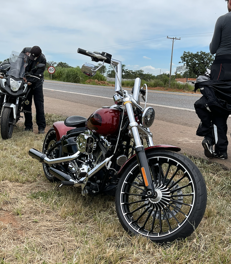 Motociclistas em estrada